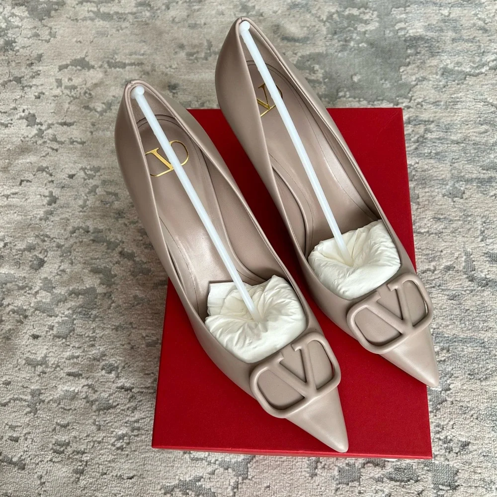 New Valentino Garavani V-Logo Pumps - Picture 8 of 11